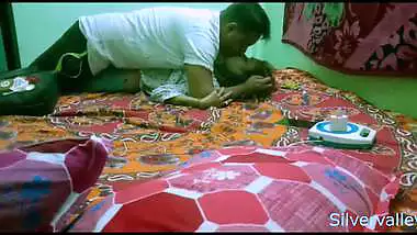 Hidden camera captures Desi whore and XXX buddy having sex on the bed