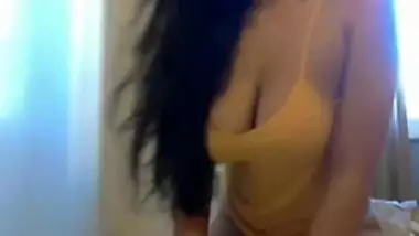 Cute Indian Sexy Chubby Beauty Plays with Herself