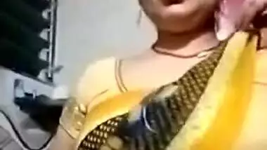 Sexy Desi XXX mom showing her big boobs and wet pussy on cam