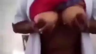 Horny Bhabhi Shows Her Boobs And Pussy