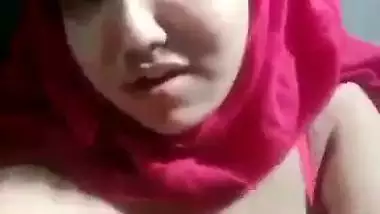 Hijab girl opens bra and round boobs show on cam