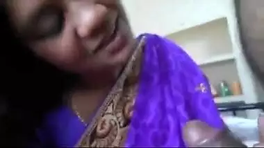Indian sex porn video of a desi bhabhi giving a nice blowjob to lover