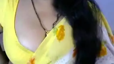 Bhabhi seduces her dewar in yellow attire