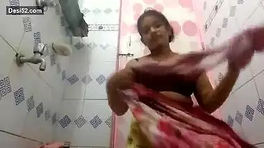 Desi girl bathroom show