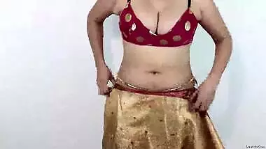Big boobs aunty wearing sari showing huge hanging boobs and navel