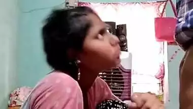 Amateur XXX video of awesome Desi hottie giving a blowjob to the guy