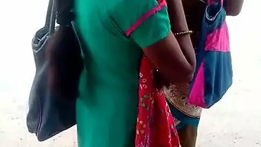Tamil young girl hot view in busstop (hot closeup)