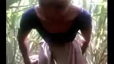 Indian desi village aunty fucking outdoors in open fields!