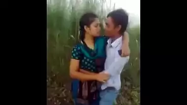 Bihari lovers ka park mai kissing aur smooching MMS