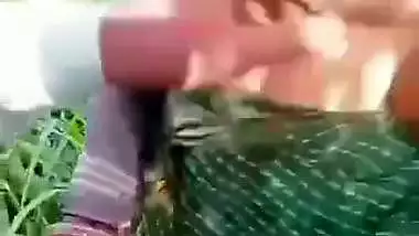 Farmer fucks a lady laborer on the farm to enjoy outdoor sex