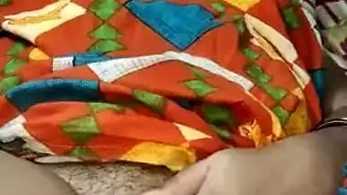 Tamil Boudi fingering her unshaved cum-hole on webcam