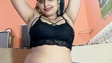 Beautiful Bhabhi ass show in Live