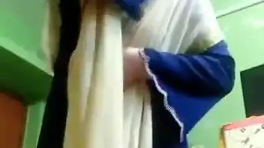 Muslim Bhabhi In Burkha making her nude video