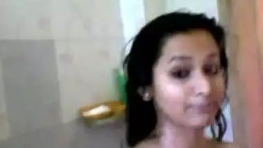 Desi cute bhabi nude bath