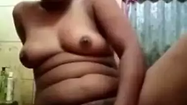 Horny Bengali bitch fingering her bald pussy on cam