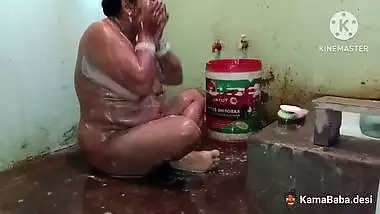 A busty lady gets fuck while taking a bath in Aunty sex
