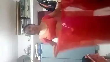 Unsatisfied mature bhabhi making video for lover