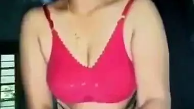 Big boob South Indian lady gives a handjob