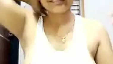Lovely Indian XXX girl showing her amazing boobs MMS video