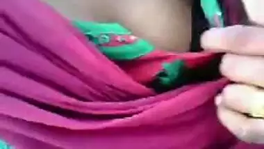 tamil girl giving her tits for squeezed outdoor
