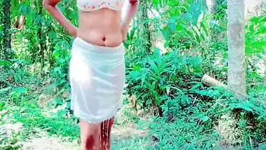 sri Lankan teen girl outdoor bathing and fingeringනාන ගමන් ඇගිල්ල ගැහුවා ලිස්සලා බැස්සා