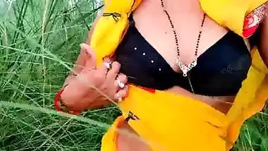 Indian outdoor sexy video of a horny lady