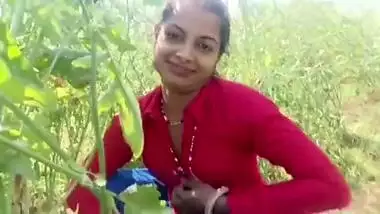 Desi bhabhi takes money to fuck outdoor