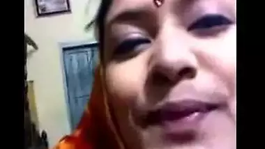 Hot Sexy Indian Bhabhi Nude Possing her Boobs Scandal