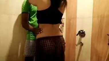 Indian Sister Ko Bathroom Me Pakda Or Taang Diya