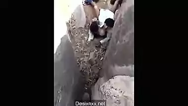 Shocking XXX Indian video! Desi village lovers outdoor caught