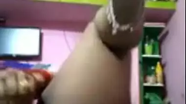 Big-assed Desi mom masturbates broken slit with the thick vegetable
