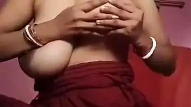 Indian Beautiful village bhabhi boobs showing