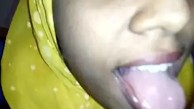 INDIAN MUSLIM GIRL IN HIJAB DEEPTHROAT BLOWJOB AND DRINKING LOT OF MY CUM
