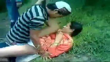 Desi Lucknow aunty fucked outdoors by lovers