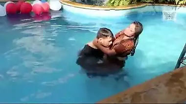Bihari bhabhi outdoor romance in swimming pool