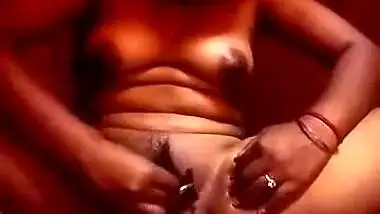 Nude Desi MILF spreads legs to record herself shaving her XXX cunt