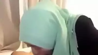 A hijabi whore removes her hijab and bounces on a dick