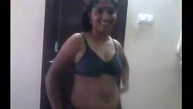 Big boobs Mallu bhabhi gives passionate blowjob