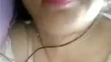 Sexy Pakistani bhabhi showing her boobs
