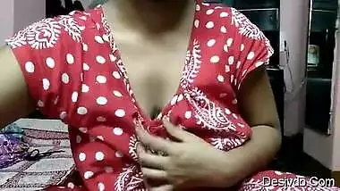 hot aunty showing cute boobs