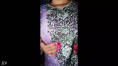 Myaangeluk indian british slut plays with her pussy!