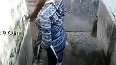 Pissing Desi woman doesn't suspect that hidden camera films her