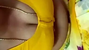 Sexy Desi Bhabi Showing Boobs
