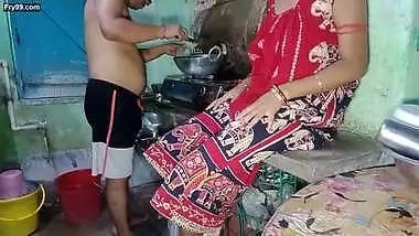 Bengali kitchen pe khana bana raha tha davor or vabi ko lagha sex