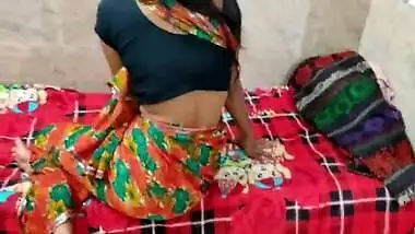 Desi Aunty And Desi Bhabhi In Pati Se Phone Pr Bat Karte Hue! Bhai Mujhe Jor Jor Se Chodo