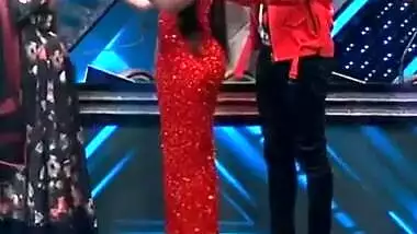 Nora fatehi ass touch on stage