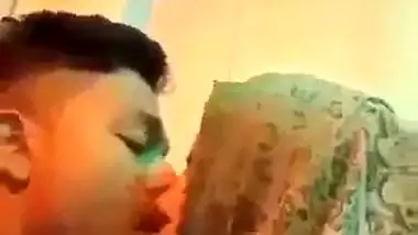 18 yr old Karachi girl kisses her lover in Pakistani porn