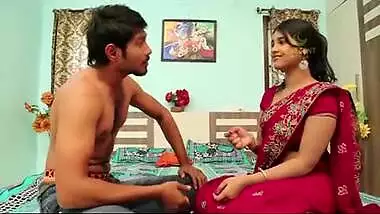 Punjabi teen home sex desi masala showing huge cleavage