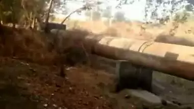 Horny man fucks a desi randi in a plastic hut on the road