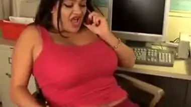 Chubby NRI aunty have phone sex at office